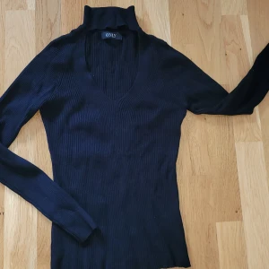 Topp - Ribbad topp från ONLY, skulle säga att den passar S. Kan fraktas men köparen står för frakten 💗