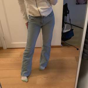 Jättefina mid waist jeans från Gina Använd 3 gånger Max 