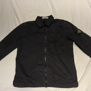 Stone Island overshirt - köpt på nk för 2 år sedan för 3100, kvitto finns! priset är inte hugget i sten!