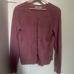 Gullig rosa kofta - Fin rosa kofta som är oanvänd. Storlek M men jag har Xs och den passar, från Essential. Superfin i sommar! Färgen stämmer bättre överens med den andra bilden. Skriv privat för frågor!