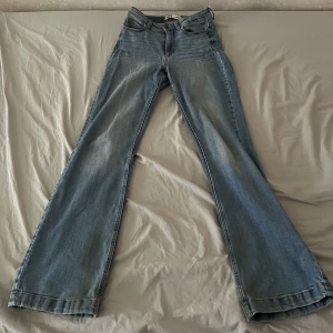 Ljus blåa jeans - Ett par super snygga och trendiga ljus blåa jeans. Använts några gånger. Inga defekter förutom ett hål vid midjan. Inget som syns när man bär dom. Skriv om ni har frågor 🫶🏼 priset går att diskutera 