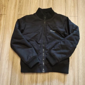 Carhartt jacka - En svart carhartt jacka i storlek S. Köpt secondhand men inga skador eller så. Skriv om du har några frågor eller funderingar<3 köparen står för frakt🫶🏻