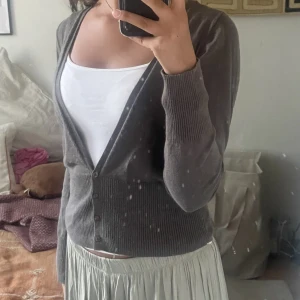 Kofta - Fin oanvänd gråbrun kofta man knäpper där nere. Kan ha uppknäppt elr inte. Skriv privat för mer frågor💕