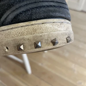 Nitar till Valentino skor  - Lösa nitar som man kan sätta i sina Valentino skor. Min brors skor är slitna men många av nitarna är kvar och de säljer vi nu till någon som saknar nitar på sina skor! Utropspris på 250 kr st!💓
