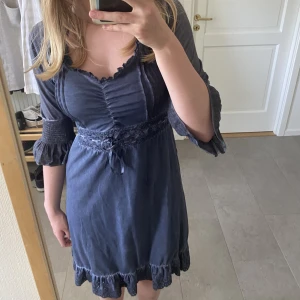 Grå cream klänning - Säljer en jättesöt grå sommarklänning. Endast använd 2 gånger. Är ifrån märket cream-clothing.