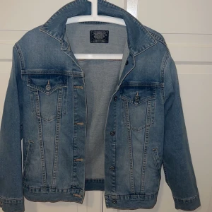 Jeans jacka - Jeans jacka från Levis i storlek Xs, men funkar från Xs-M. Ser ny ut och knappt kommit till användning då jag vill att en ska sitta mer oversize.  Köparen står för frakt 