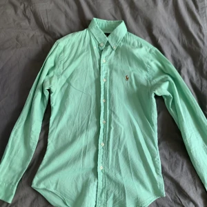 Polo Ralph Lauren Skjorta - Bra skick! Snygg sommarfärg.