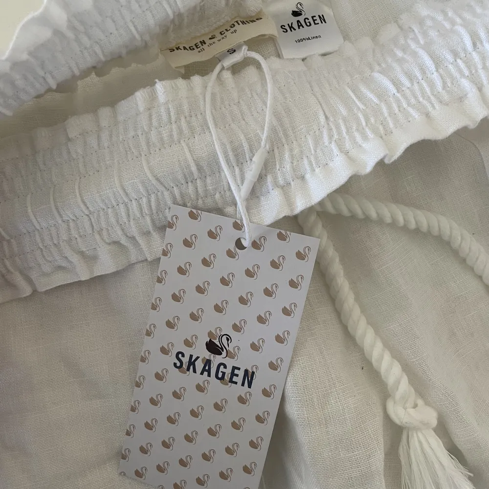 Jag säljer mina helt oanvända vita lågmidjade linnebyxor från Skagen Clothing (endast testade). Jag köpte dom för 799kr för ca 1,5 månad sedan. Kom privat för frågor eller fler bilder💓💓. Jeans & Byxor.