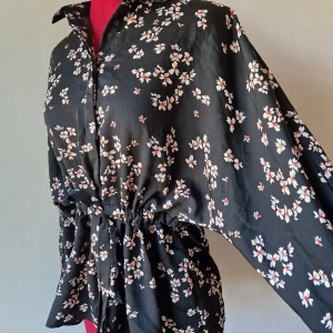 Blus Vero Moda - Fin blus från Vero Moda! Snygg med snöre i midjan och vida armar!🖤❤️ Kika gärna in mina andra plagg jag säljer,  3 FÖR TVÅ PÅ ALLT och fri frakt vid köp av minst 250 kr, kontakta mig då!🦋
