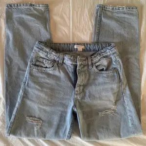 Ett par jeans från Young Gina i stl 158. Nypris: 350kr Köparen står för frakten, använder köp nu eller Swish 
