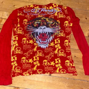 Ed hardy tröja - Ed hardy by Christian Audigier tröja! Super fin röd långärmad tröja med lejon motiv med rhinestones! orginella lapp finns, skriv om ni vill ha bild! Passar M men kan också passa L! är super stretchig.🤩