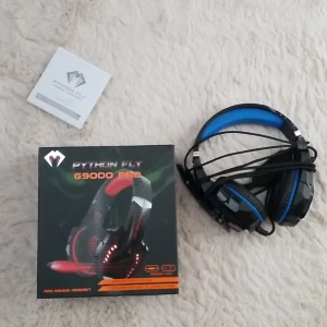 Headset - PYTHON FLY G9000 PRO, Gold plated 3.5 mm 4-pin plug, kompitabel med dator, pc, mobil och platta. Lyser blått, sköna, bra ljud. Man kan ändra ljudet på din device och på hörlurarna.