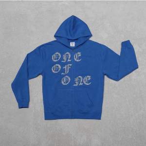 Blå one of one rhinestone hoodie i storlek M men passar även S. Inte använt mycket alls skick 10/10