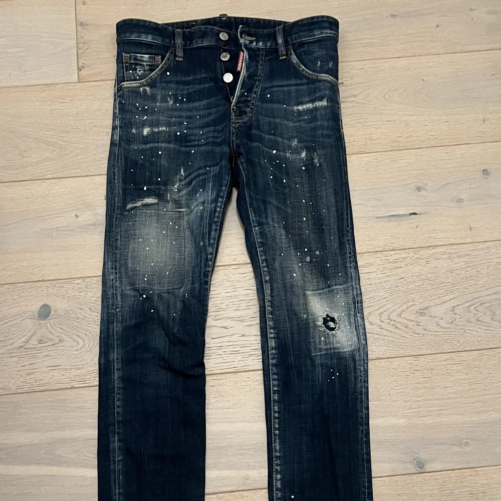 Dsquared2 jeans i väldigt bra skick. Försiktigt använda. Köpta för 5300kr på NK i Göteborg. Storlek 42, tillverkarens storlek.  PRIS KAN DISKUTERAS  OGS FINNS. Jeans & Byxor.