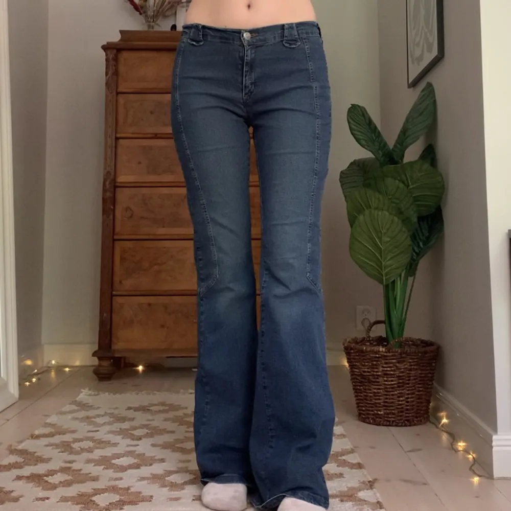 Lågmidjade utsvängda jeans med snygga sömdetaljer, vintage Only! Jag är 173 cm, midjemåttet är 70 cm (jättestrechiga) och innerbenslängden 81 cm 💕. Jeans & Byxor.