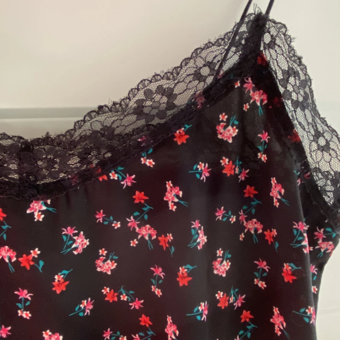 Svart/blommigt linne - 90