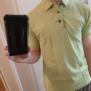 Pikétröja - En ljusgrön pikétröja i mycket gott skick. Är S men är som M i storlek.