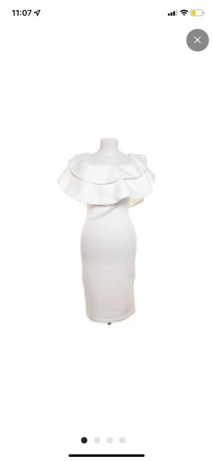 Vit klänning  - Jätte fin vit klänning som är off shoulders. Den är i Midi längd. Den e tyvärr lite för stor för mig och kmr ej till användning. Köparen står för frakten. Pris kan diskuteras.