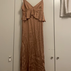 Silkesklänning med volang - Säljer min så himla snygga silkesklänning med volanger från hm’s exklusiva kollektion. Kan användas som balklänning eller bara fin klänning på middag eller något…🩷🙌