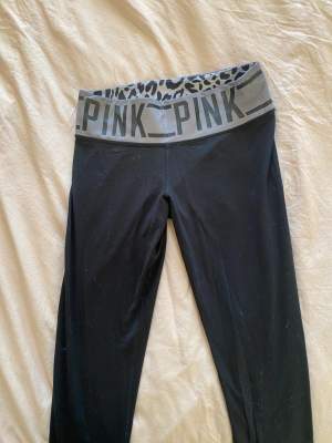 Pink yoga pants som är tajta nertill (inte bootcut)💕 lappen är urtvättad men är äsker på att dem är XS☺️ Helt ok skick därav pris🥰