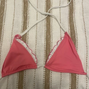Bikinitopp med volang - Säljer denna super söta bikinitoppen med volanger.
