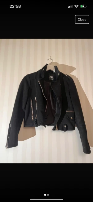 Zara svart bikerjacka i mocka - Den perfekta varma jackan till vardags