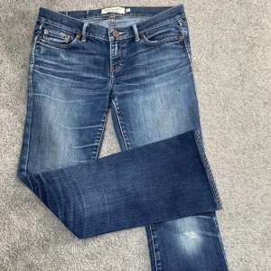 Ambercrombie & fitch jeans - Jeans från ambercrombie & fitch som blivit för små för mig!! Jätte snygg sliten färg 🥰🥰Dlm ska vara st 38 men känns som xs