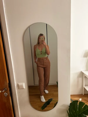 Kostymbyxor  - Fina kostymbyxor i färgen brun. 