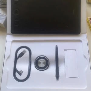 Wacom Intuos Pro Ritplatta för dator Medium 224x148 mm - För dig som vill gå över till att rita digitalt på datorn eller tycker det känns lättare att redigera eller bara skrolla på datorn genom en penna. Lätt att använda, lätt att bära. Mindre repor och stötar på plattan men fullt fungerande! Org. Pris 3990kr! 