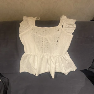 Linne - Ett jättegulligt linne som jag köpte på shein, tyvärr var den för liten så den är aldrig använd. Den har jättefin öppen rygg och den är aldrig använd💓💓