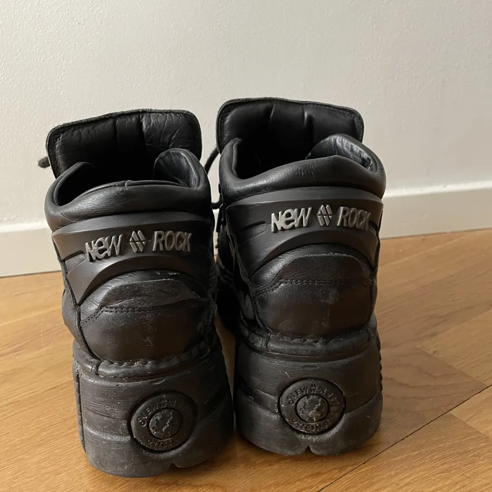 New rock skor i strlk 42.5🫶🏻 Relativt använda men i mkt bra skick - Putsa upp dom lite så e dom så gott som nya!🤘🏻nypris 3000kr. Skor.