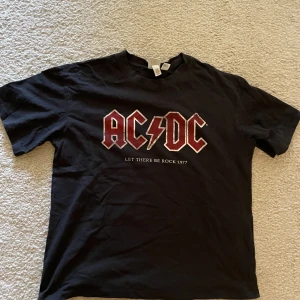 acdc t shirt  - jättecool tröja som har använts en del, men ser fortfarande ny ut <3 köpt från h&m!! 