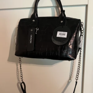 Núnoo väska  - Helt ny Núnoo väska som aldrig är använd, alla lappar sitter fortfarande på, äkta läder, ny pris ca 1100kr💖✨
