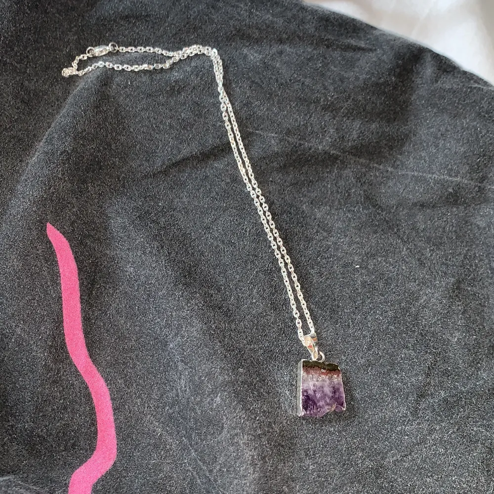 Ett ametist kristall halsband! Köpt ifrån en kristall affär med då en äkta kristall💕Frakt kostar 18kr:). Accessoarer.