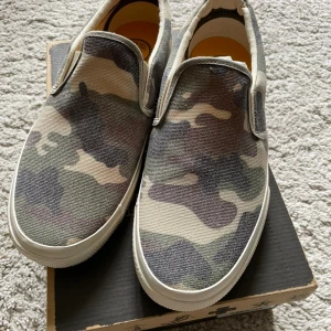 Sneaky steve strl 44 - Säljer ett par oanvända Sneaky Steve skor i strl 44  Skickas smidigt för 74kr Spårbart paket 