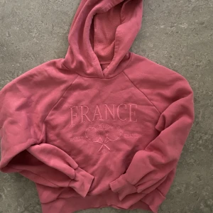 Collegetröja med huva - Collagetröja/hoodie från Gina Tricot i hallonrosa färg med tryck säljes