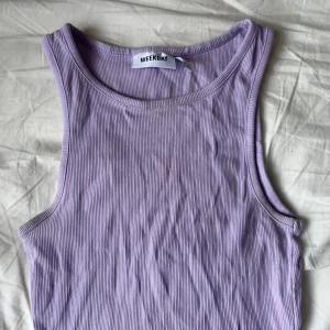 Lila linne från weekday - Ljus lila linne från weekday! Perfekt nu inför sommaren! Pris kan diskuteras!  Mått: bredd: 32cm (mätt platt) längd: 54cm 