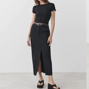 Kjol - Säljer denna slutsålda kostym maxi kjol med slits från Gina tricot i strl xs. Använd 1 gång. 