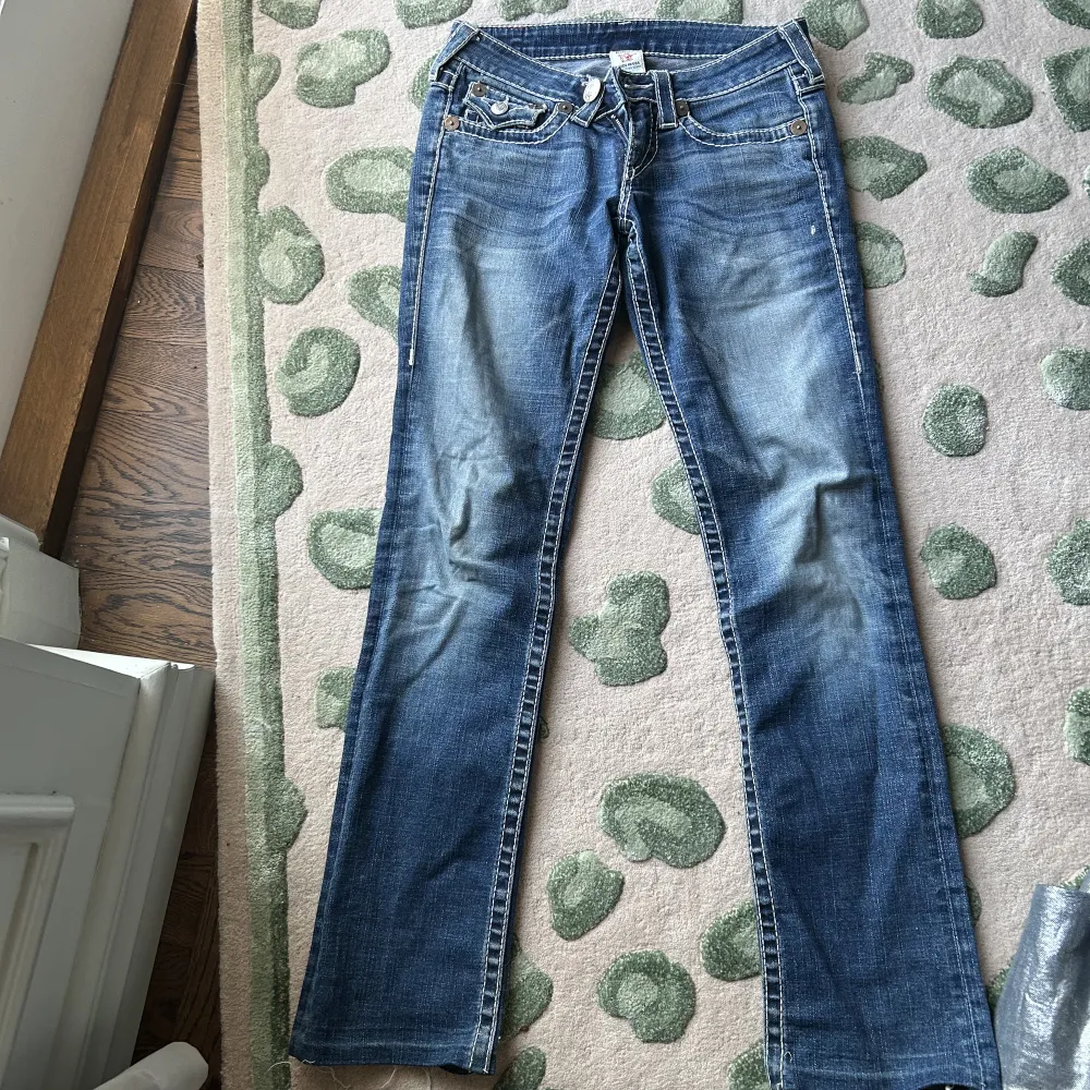 Säker dessa jätte snygga jeansen ifrån true religion. De är jätte fina men kommer tyvärr inte till användning löngre.. Jeans & Byxor.