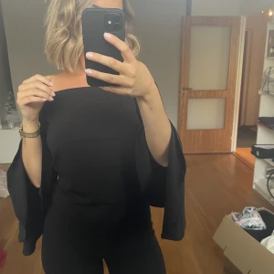 Blus från Ginatricot - Blus från Ginatricot med vida ärmar.