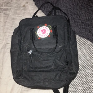 Fjällräven ryggsäck  - Ganska bra skick. Får med ett sittunderlag. Har också ett litet sytt blom märke som jag har gjort själv.