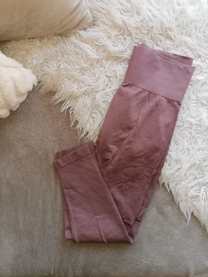 Brun/lila scrunch träningstights stl M  - Brun/lila seamless träningstights med scrunch som lyfter & formar. Hög midja, stl M men passar även S använda 1 gång.  150:-