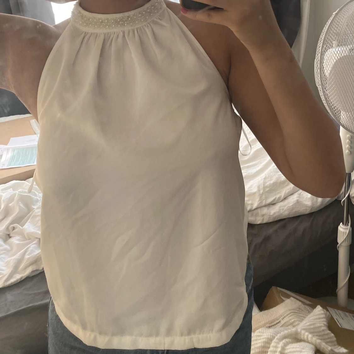 Halterneck med pärlor runt