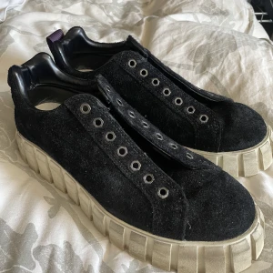 Eytys Odessa size 44 - Tjena! Säljer ett par Eytys Odessa som bara samlat damm sen jag köpte dom. Köpta 2021 om jag minns rätt, och använda ett fåtal gånger, så skicket är rätt bra. Originalsnörena gick sönder så inga snören med tyvärr. Boxen finns kvar