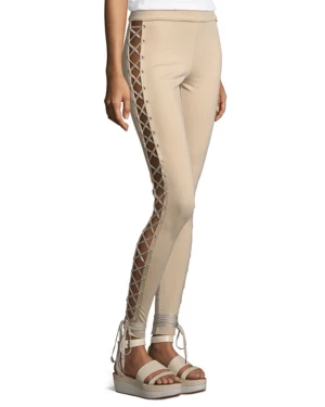 Puma x Fenty, Boxing & bomber lace up tights - Tights med snörning från puma x fenty, otroligt bra skick! EU 40, ca S/M  Kan mötas upp i stockholm eller skicka mot frakt!🌸