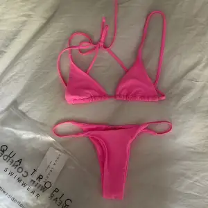 Sexig snygg rosa bikini i väldigt bra material. Storlek S på underdelen och M på överdelen (men skulle säga att den är som en S) Riktigt snygg på en brun kropp!