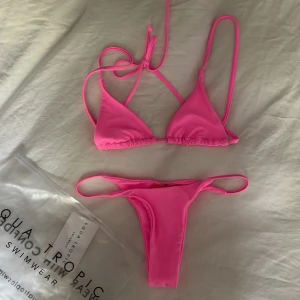 Aqua tropical swimwear bikini - Sexig snygg rosa bikini i väldigt bra material. Storlek S på underdelen och M på överdelen (men skulle säga att den är som en S) Riktigt snygg på en brun kropp!