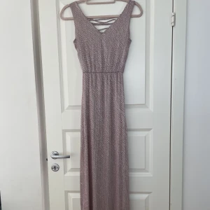 Klänning - Elegant klänning i gammelrosa och silver. 