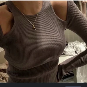 Zara topp - Lånade bilder! Skriv privat för egna bilder🥰 Tröjan är i fint skick och nästintill nyskick! Köparen står för frakt 