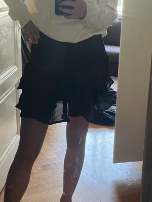 Svart kjol - Svart volang kjol. Aldrig använd. Fråga om ni vill ha fler bilder🤍